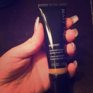 Cc cream / LIGHT TO MEDIUM / MARY KAY